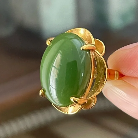 Nephrite jade color cabochon gold tone cocktail ring - Picture 3 of 11